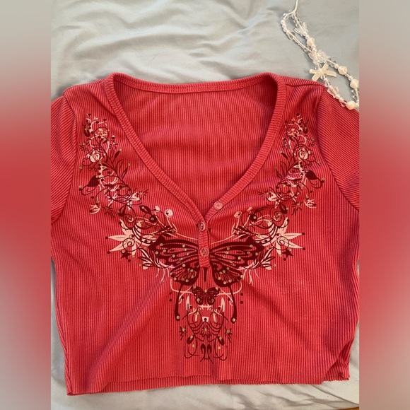 butterfly designed pink crop top - Picture 3 of 3